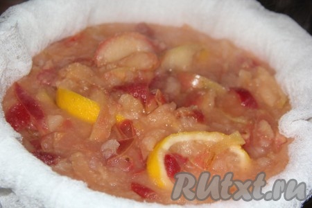 Дуршлаг проложить марлей в несколько слоёв. Как только яблоки размягчились, откинуть их на дуршлаг. Нам понадобится жидкость от яблок, а сама мякоть, лимон и жмых нам не нужны и в дальнейшем мы это выкинем.
