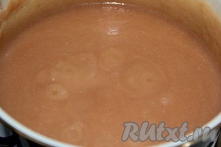 Перемешать яблочное пюре "Неженка", поставить на огонь и варить в течение 5 минут с момента закипания на медленном огне.