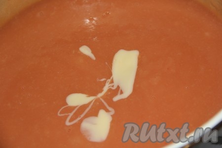 Затем влить сгущёнку.

