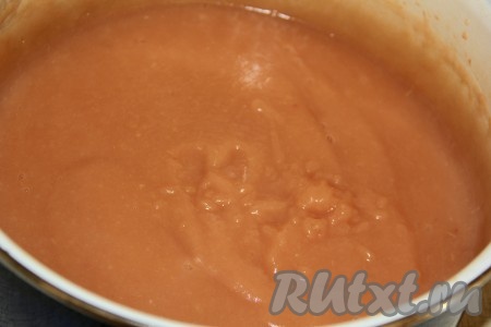 Как только яблоки станут мягкими, снять кастрюлю с огня и пробить их в пюре с помощью погружного блендера. Масса должна стать однородной (без комочков).