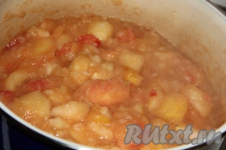 Кастрюлю с дольками яблок накрыть крышкой, поставить на маленький огонь и варить до полного размягчения яблок, не забывая помешивать. У меня садовые яблоки и они очень быстро стали мягкими (минут за 7). Если используете твёрдые яблоки, варите дольше, пока они не начнут разваливаться.