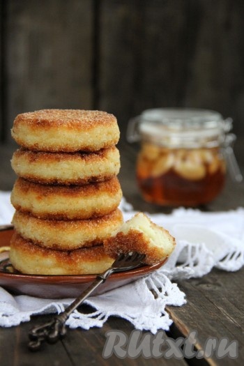 Биточки из манной каши, приготовленные на сковороде, получаются аппетитными, вкусными, сытными, подать их можно со сметанкой или вареньем. Отличное блюдо для всей семьи, попробуйте!