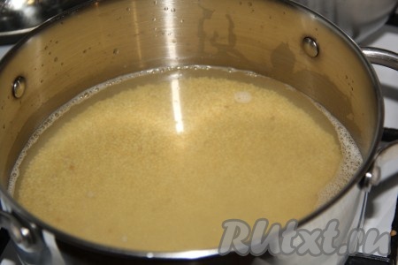 Пшено хорошо промыть, залить 700 мл холодной воды, поставить на огонь, довести до кипения, затем уменьшить огонь до минимального. Варить пшено с момента закипания в течение 15-20 минут под крышкой, периодически перемешивая. Вода должна полностью испариться, а пшено должно получиться рассыпчатым.
