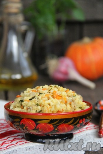 Подать пшённую кашу с фаршем в горячем виде. Очень вкусно и сытно, попробуйте!
