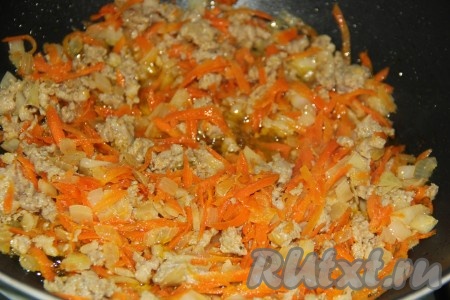 Затем добавить фарш и обжарить его с овощами до готовности, не забывая разбивать комочки. Я обжаривала фарш в течение 15 минут. В конце посолить и добавить щепотку любой приправки.
