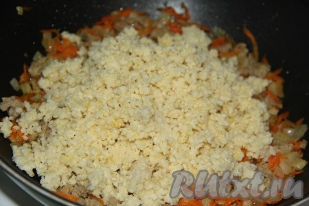 Как только наш фарш приготовится, добавить пшённую кашу.