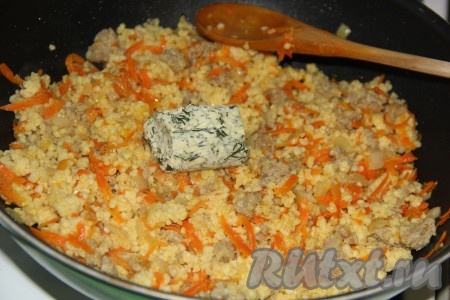 Хорошо перемешать пшенную кашу с фаршем и овощами. Добавить чеснок, пропущенный через пресс, и рубленную зелень. Я просто добавила чесночное масло с зеленью. Потомить кашу минут 5 под крышкой, а затем снять с огня и дать настояться минут 10 под крышкой.