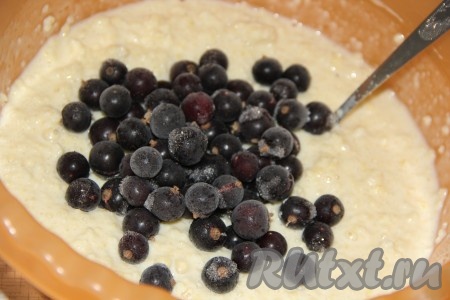 Добавить ягоды в массу и перемешать. Я взяла замороженные ягоды, предварительно не размораживая их. Если добавляете сухофрукты, то обдайте их предварительно кипятком и обсушите.