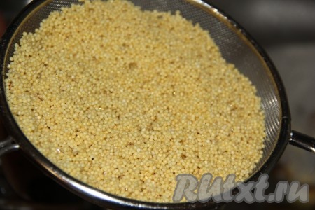 Половину стакана пшена хорошо промыть.
