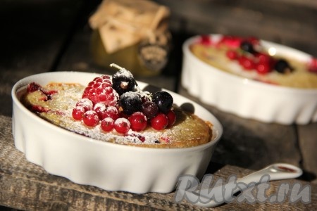 Готовую запеканку из пшённой каши подать в тёплом виде, украсив ягодами или фруктами.&nbsp;
