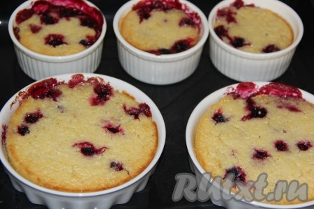 Выпекать запеканку из пшённой каши в разогретой духовке при температуре 200 градусов, примерно, 35 минут. Запеканка покроется красивой и аппетитной корочкой.
