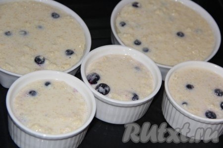 Я использовала порционные формы для запекания. Слегка смазать формы сливочным маслом. Массу разложить по формам. Можно сделать запеканку из пшённой каши и в большой форме, а затем нарезать на кусочки.
