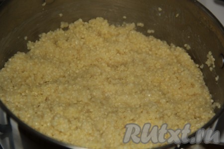 Залить пшено 350 мл холодной водой, после закипания воды варить кашу на медленном огне под крышкой, иногда перемешивая. Я варила минут 20, вода полностью испарилась, а пшено полностью приготовилось. Пшённая каша должна получиться рассыпчатой. Для приготовления запеканки нужен 1 стакан готовой каши.
