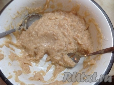Берем куриный фарш с уже добавленным луком и яйцом.