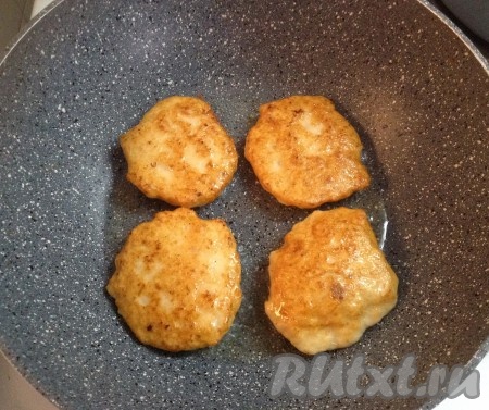 Через 2-3 минуты, как только оладьи подрумянятся с одной стороны, переворачиваем их.