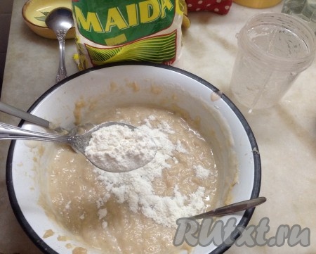 Затем кладём муку и хорошо перемешиваем. Солим и перчим по вкусу.