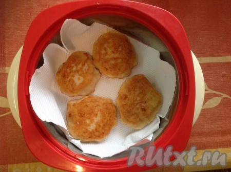 Выкладываем оладьи в емкость с бумажным полотенцем, чтобы собрать излишки масла. Я использую миску-термос для того, чтобы оладьи подольше оставались тёплыми.&nbsp;
