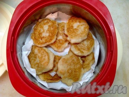 Дожариваем оставшиеся оладьи. Желательно использовать тесто сразу (без промедления), чтобы оно не успело потемнеть.
