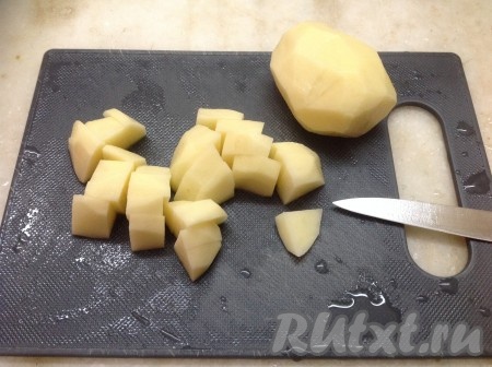 Чистим и режем картошку.
