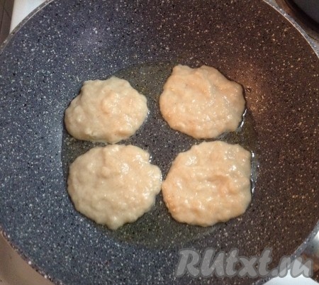 На разогретую сковороду наливаем немного масла и ложкой выкладываем наши оладьи.