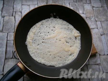 В разогретую сковороду, смазанную подсолнечным маслом, налить немного теста и дать ему равномерно распределиться по сковороде.
