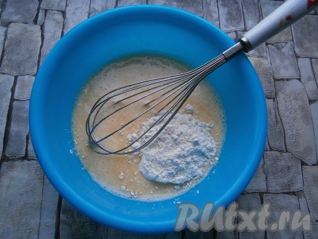 Снова взбить венчиком, затем всыпать пшеничную муку.
