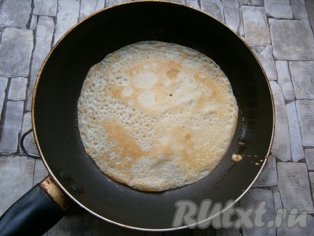 Печь каждый блин на среднем огне с двух сторон (около минуты с каждой стороны - до румяности).
