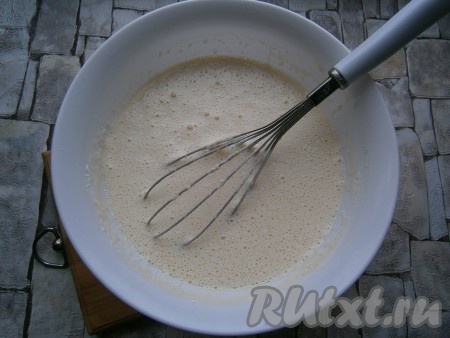 Добавляя муку, ориентируйтесь на густоту замешиваемого теста. Должно получиться льющееся, но не слишком жидкое тесто. Оставить тесто при комнатной температуре на 10 минут.