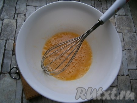 Всыпать соду и тщательно взбить яичную смесь венчиком. Сахар должен полностью раствориться.