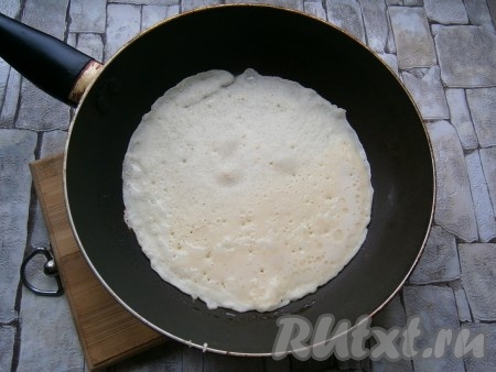 Затем сковороду нужно смазать немного растительным маслом, очень хорошо прогреть, уменьшить огонь до среднего. Налить небольшое количество теста на разогретую сковороду, чуть наклонить сковородку в разные стороны, чтобы тесто равномерно распределилось по всему дну.