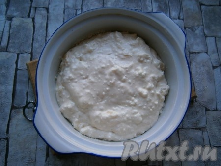 Далее выложить всю творожно-яблочную начинку, разровнять.
