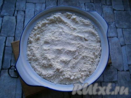 Сверху высыпать оставшуюся крошку, немного ее утрамбовать.