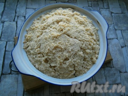 Выпекать королевскую ватрушку с творогом и яблоками в предварительно разогретой до 180 градусов духовке около 35-45 минут.
