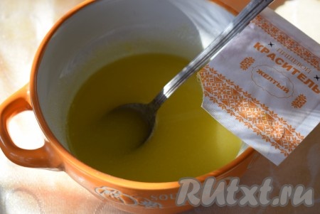 Ложкой перемешиваем лимонный сок и сахарную пудру до однородности, лимонная помадка готова. Для получения более яркого цвета я добавила в помадку несколько крупинок желтого пищевого красителя и перемешала до однородности.
