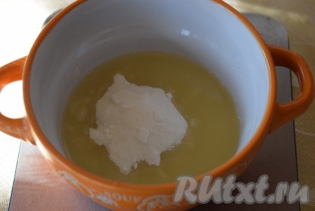 Добавляем в сок сахарную пудру.