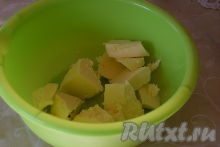 Сливочное масло комнатной температуры выкладываем в миску.