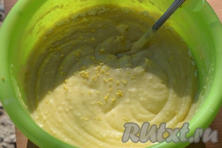 Добавляем в тесто цедру, снятую при помощи мелкой терки с одного лимона (старайтесь снимать цедру, не задевая белую часть), перемешиваем ложкой.
