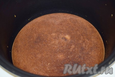 По прошествии 40 минут переворачиваем пирог вверх дном, помещаем его обратно в чашу мультиварки и выпекаем еще 15 минут (до готовности). Готовый пирог оставляем в закрытой мультиварке на 10 минут, затем вынимаем и выкладываем на тарелку.
