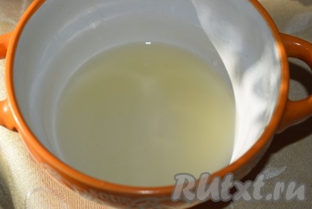 В это время приготовим лимонную помадку. Для этого лимон, с которого мы сняли цедру, покатаем по столу, надавливая на него ладонью, такая простая процедура поможет выжать больше сока из лимона. Затем выжмем сок.
