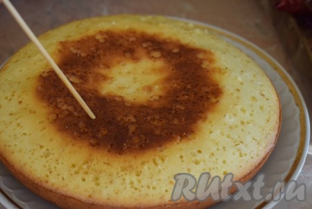 Прокалываем его по всему периметру шпажкой (при прокалывании готового пирога на шпажке не должно быть следов теста).
