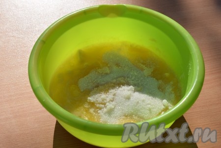 Насыпаем сахарный песок.