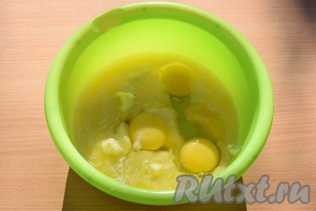 Добавляем к маслу яйца.
