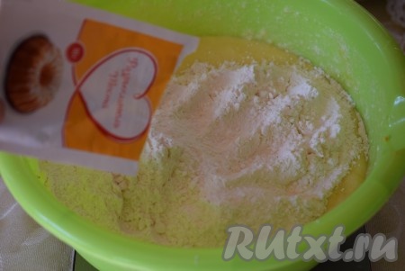 Добавляем к массе муку и разрыхлитель, перемешиваем ложкой до однородности.
