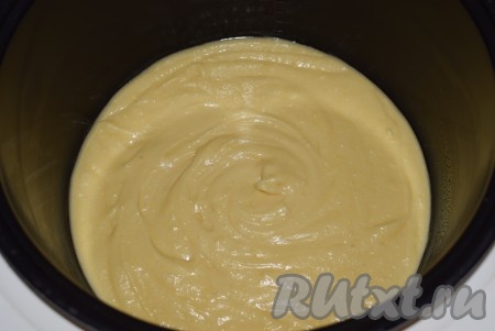 Готовое тесто по консистенции будет похоже на домашнюю сметану, оно будет тянуться за ложкой при перемешивании. Чашу мультиварки смазываем растительным маслом. На дно чаши выливаем тесто, закрываем крышку мультиварки и включаем режим "Выпечка" или "Мультиповар" (температура 160 градусов), выпекаем лимонный пирог с момента начала обратного отсчета времени 40 минут.&nbsp;
