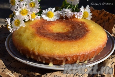 Обильно поливаем лимонной помадкой всю поверхность пирога.
