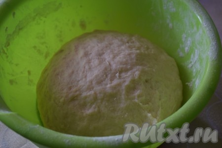 Тесто хорошо собирается в комок и его удобно месить. Если тесто будет липнуть к рукам, смазываем их растительным маслом. Вымешиваем тесто до однородности (примерно, 7-8 минут). Тесто получится мягким, податливым, не будет липнуть ни к столу, ни к рукам. Оставляем тесто отдохнуть на 10-15 минут, накрыв полотенцем, и включаем духовку для разогрева.
