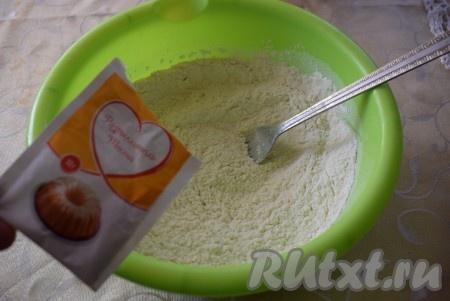 Для приготовления теста в миску насыпаем муку, добавляем&nbsp;разрыхлитель и перемешиваем.