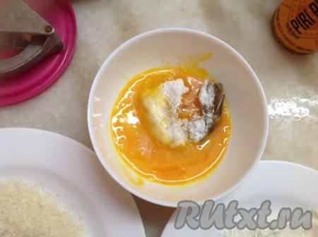 Опускаем креветки по очереди в каждую из трёх ёмкостей: мука, яйцо и сухари.