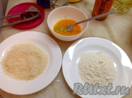 Подготовим продукты для кляра в трёх емкостях - муку, взбитое яйцо и панировочные сухари.
