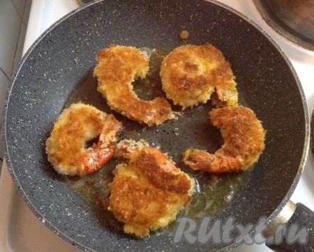 Через несколько минут переворачиваем наши креветки на другую сторону и поджариваем до золотистой корочки с другой стороны. Общее время обжаривания тигровых креветок в кляре 7-8 минут.
